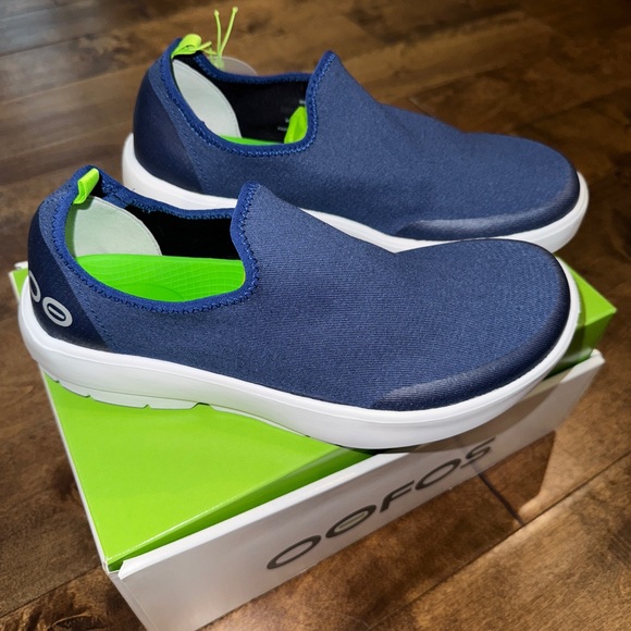 WOMEN'S OOFOS OOMG EEZEE LOW SHOE - NAVY Women’s 9 - Picture 2 of 6
